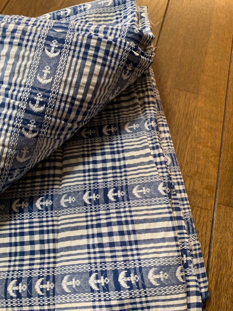 ネイビーとホワイトのチェック柄・いかり柄　シワ加工あり　370cm×120cm