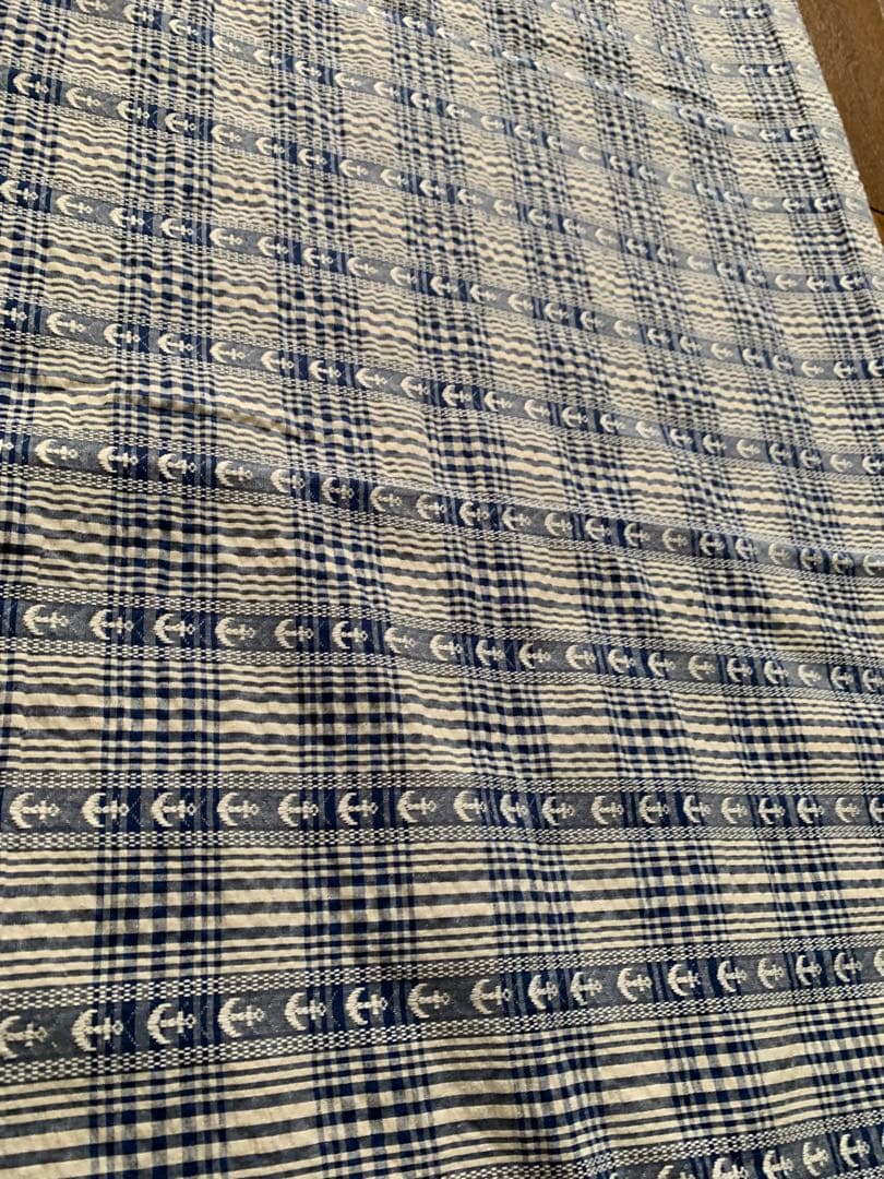 ネイビーとホワイトのチェック柄・いかり柄　シワ加工あり　370cm×120cm