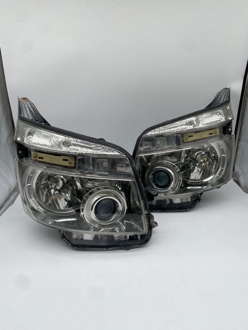 70系 ヴォクシー 純正 HID ヘッドライト 左右 バラスト付 点灯確認済み