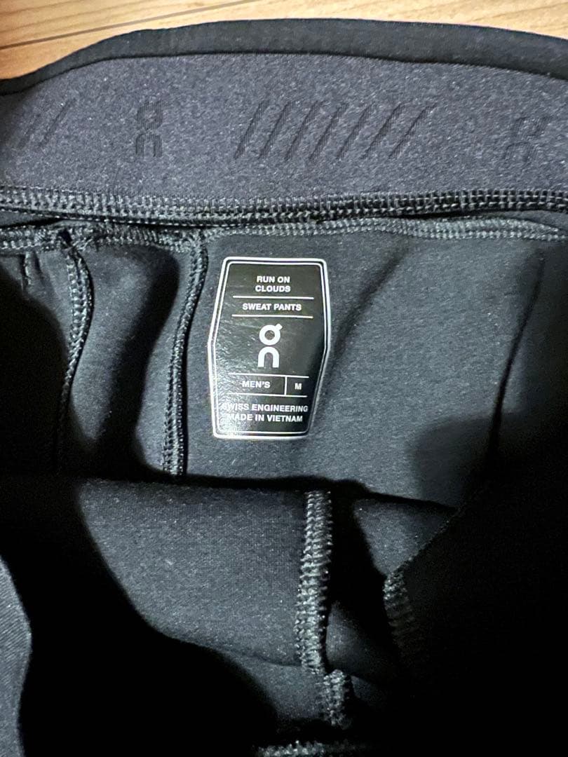 On スウェットパンツ
