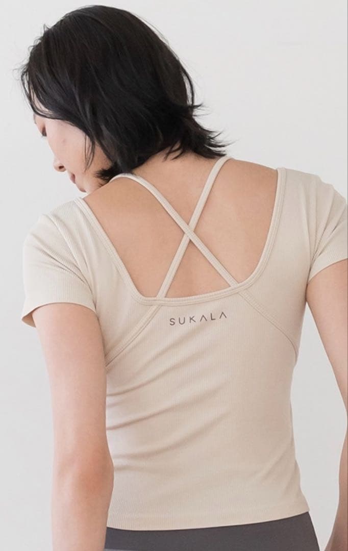 SUKALA スカーラ　カップ付きオープンネックニットTee Lサイズ