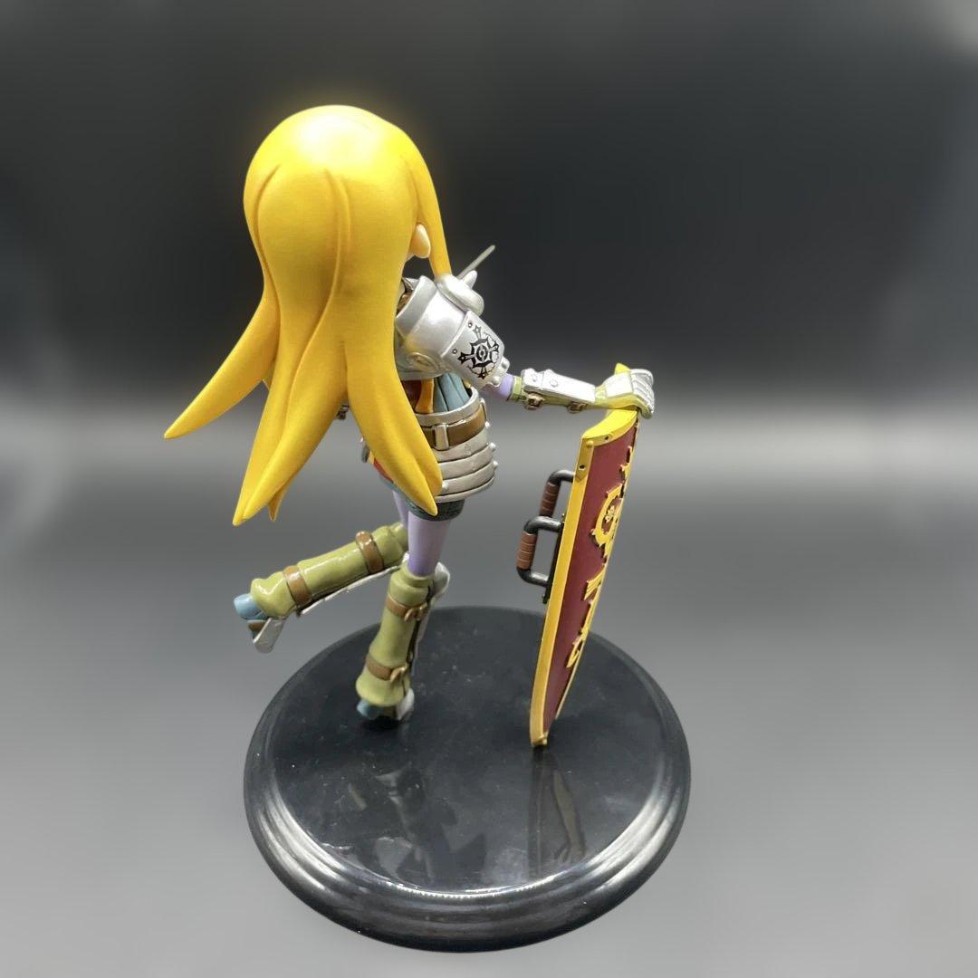 世界樹の迷宮パラディンの女の子　フィギュア
