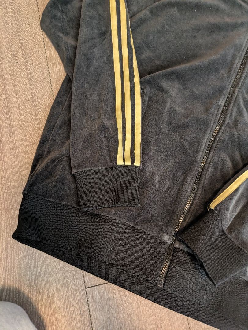adidas ジャージジャケット HR3445　ベロア　黒金