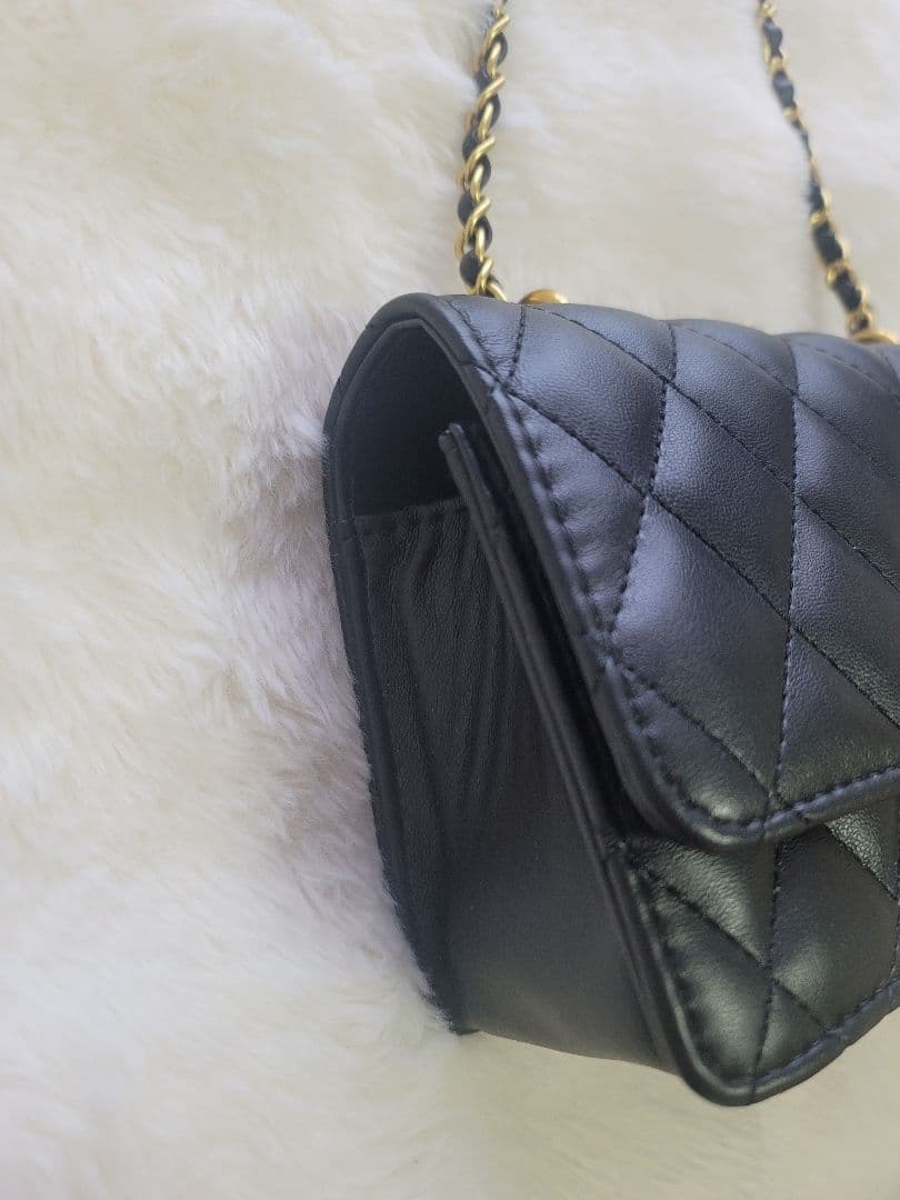 ノベルティ CHANEL ブラック レザー ショルダーバッグ ゴールド