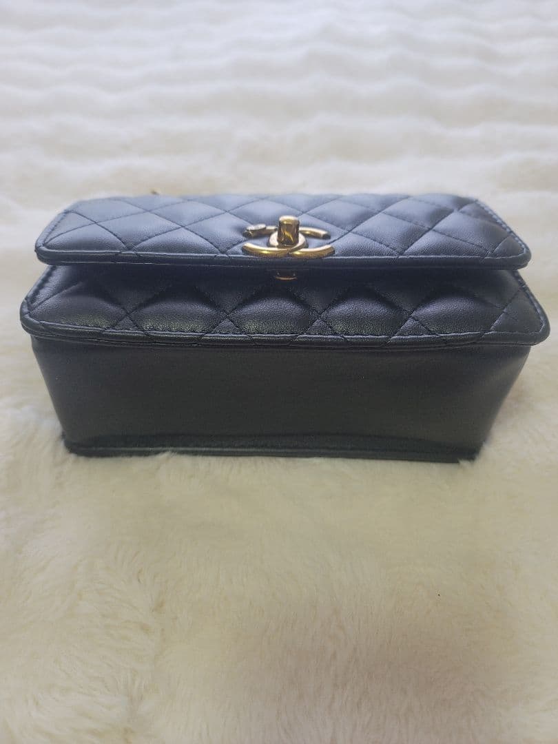 ノベルティ CHANEL ブラック レザー ショルダーバッグ ゴールド
