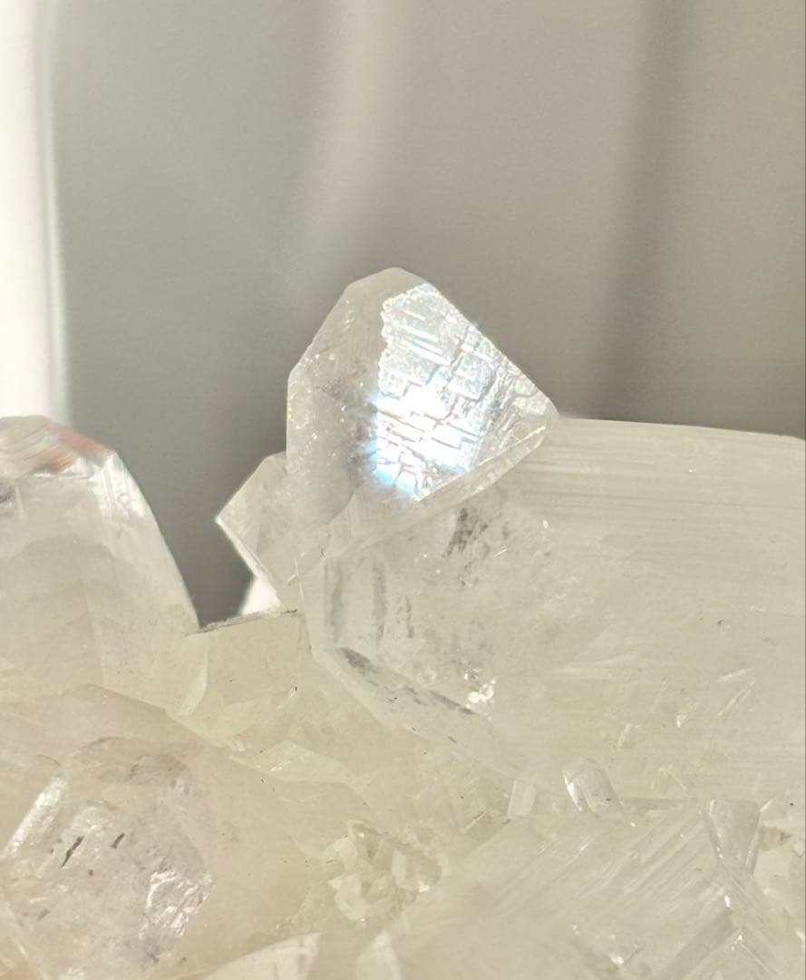 《再結晶・成長痕顕著》ダイヤモンドアポフィライト標本