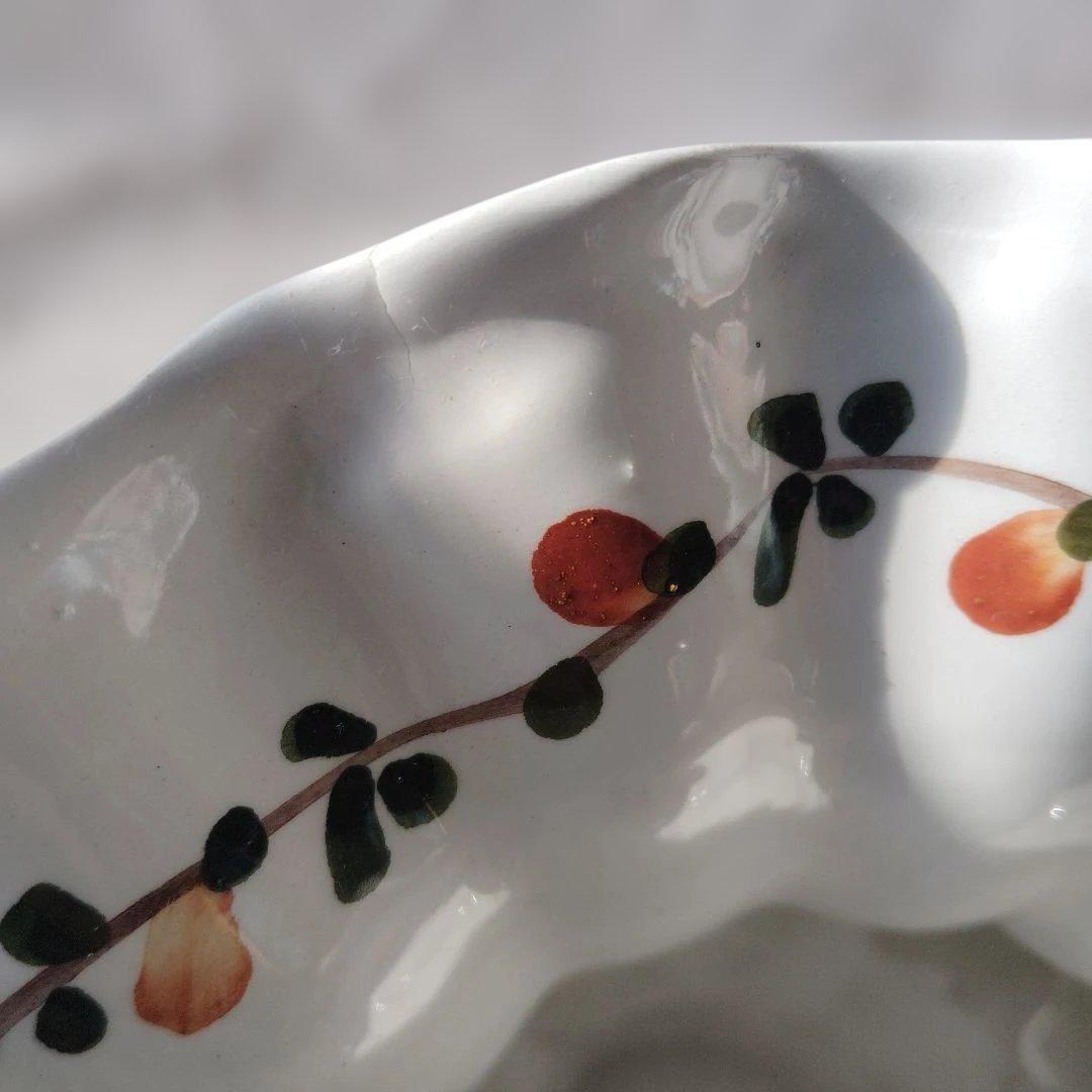 イタリア製　花柄陶器製花瓶 フリル状の縁付き