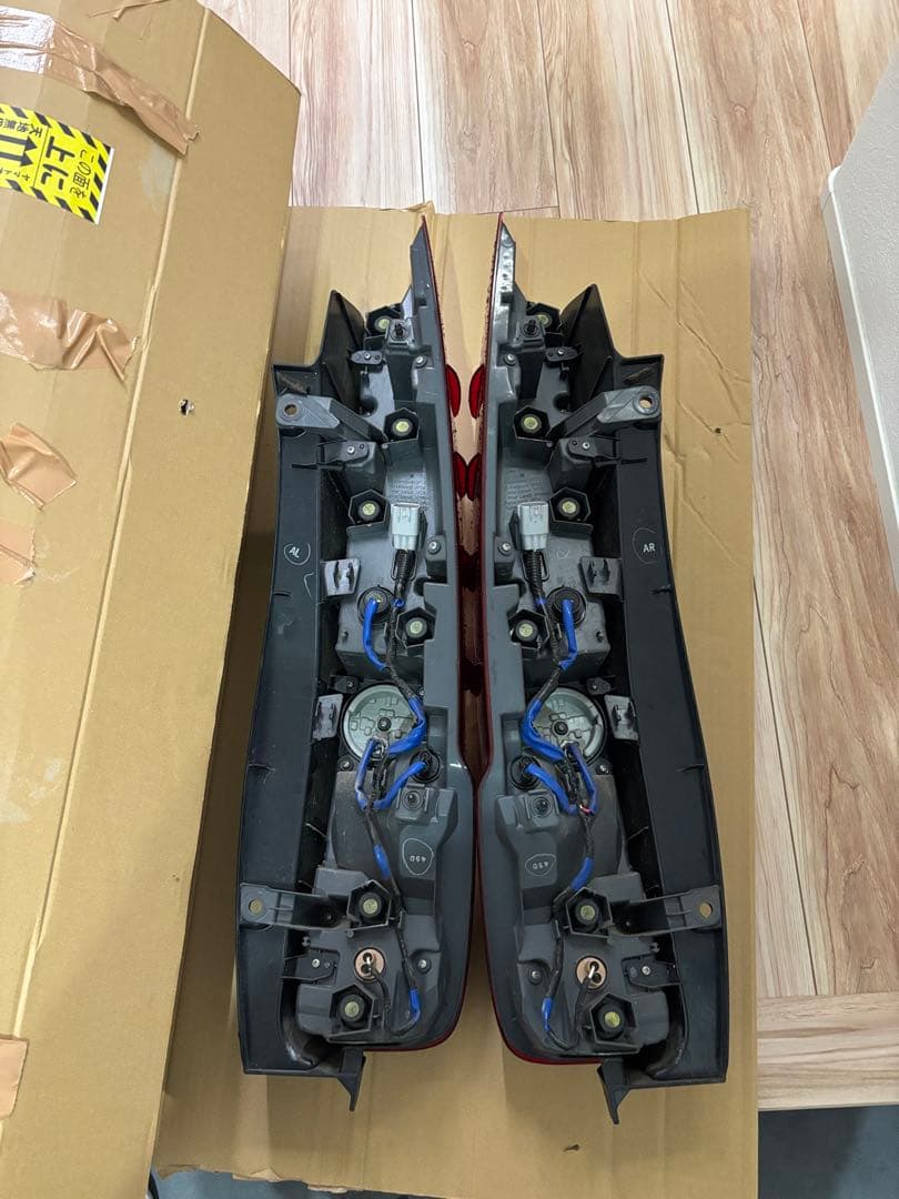トヨタ ノア エスクァイア ハイブリッド 前期 純正 左右セット テールランプ