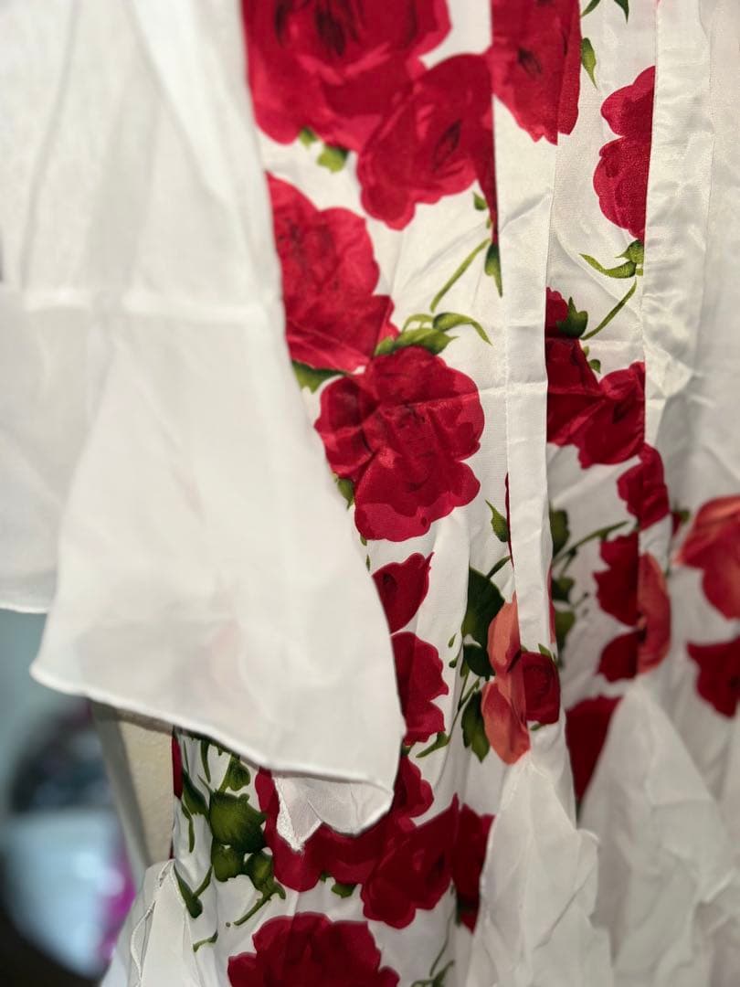 【試着のみ美品】フラメンコ衣装☆白地薔薇レース袖★軽やか豪華フリル