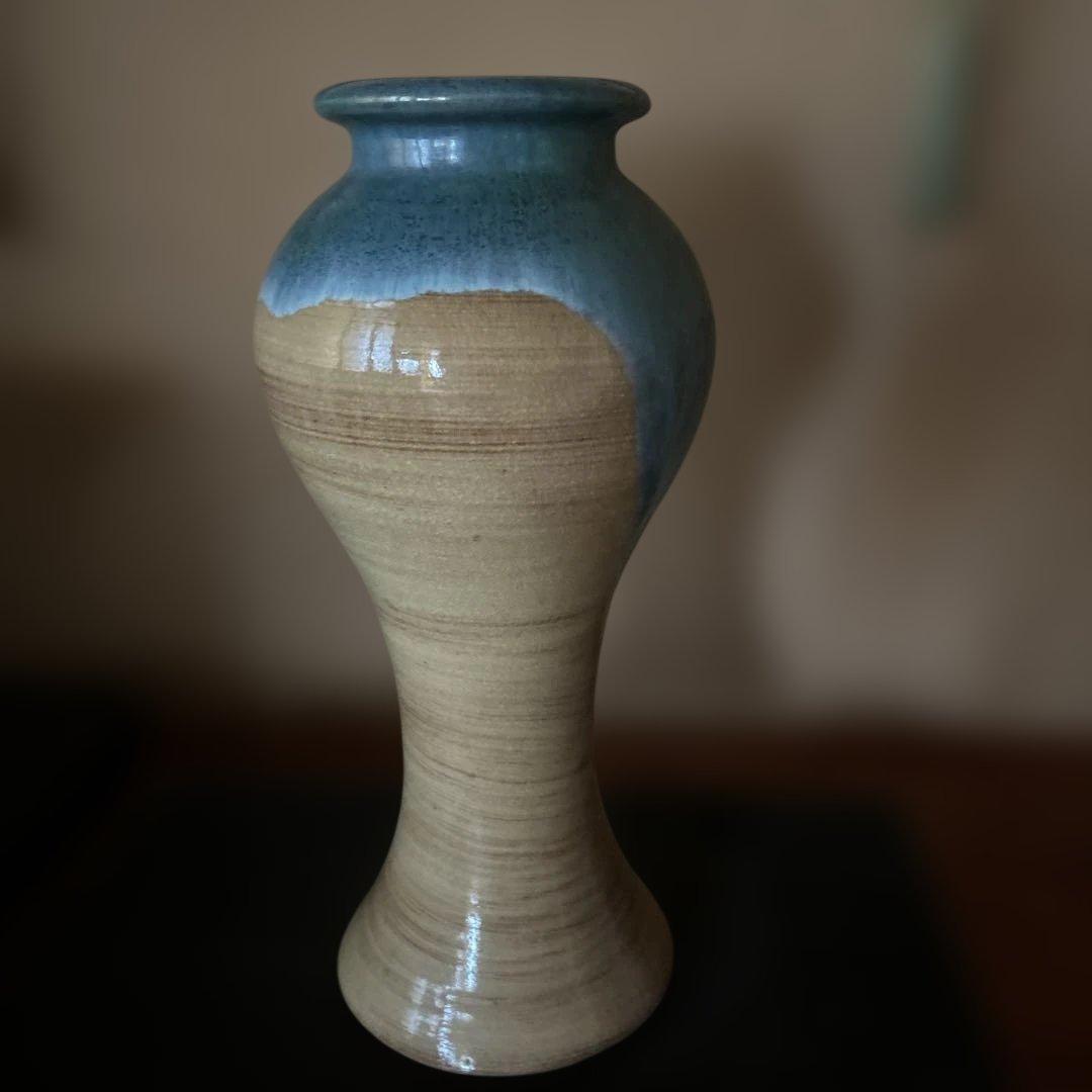 青とベージュの陶器花瓶
