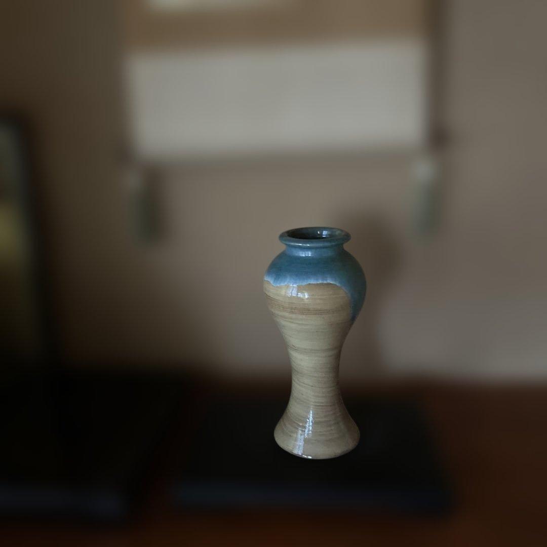 青とベージュの陶器花瓶
