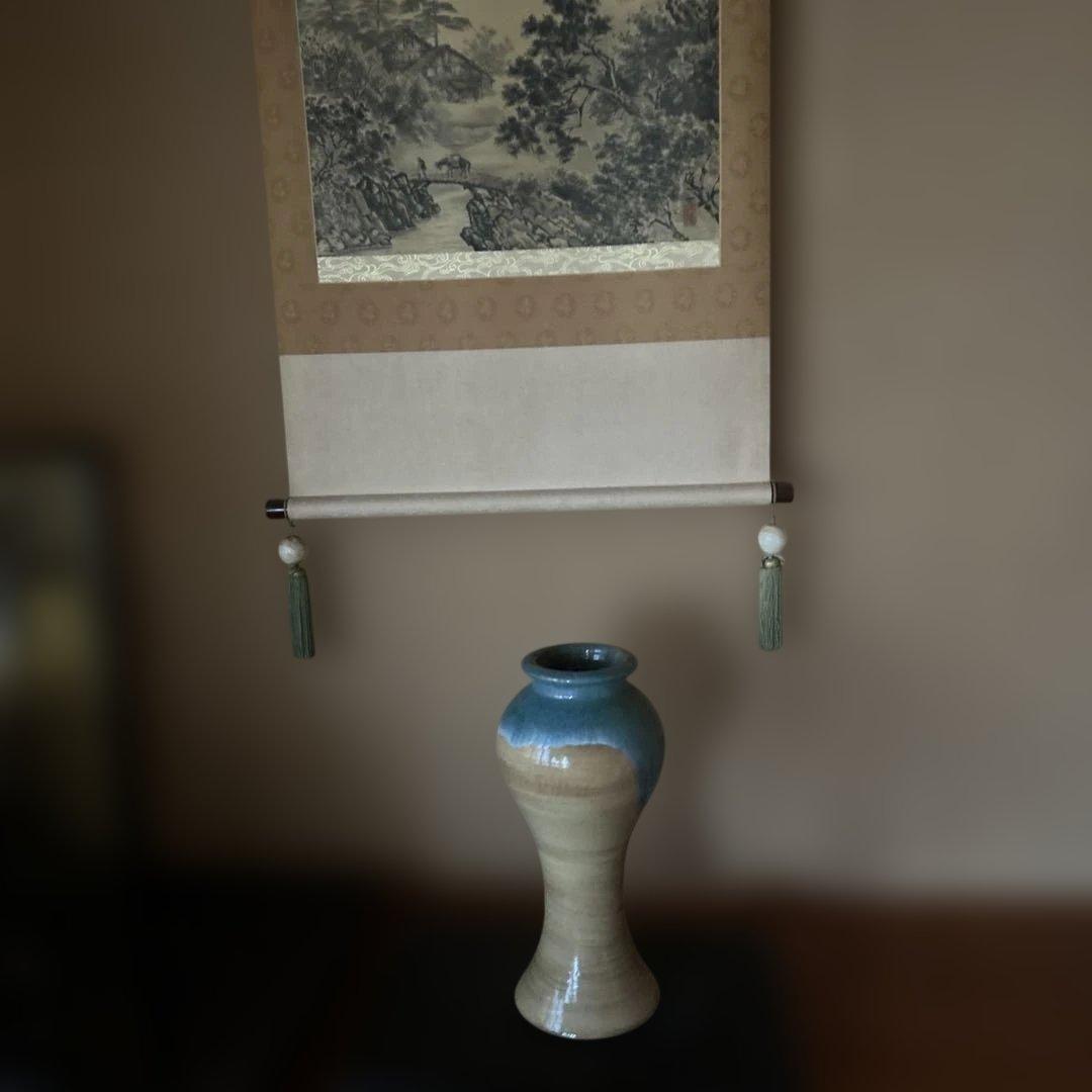 青とベージュの陶器花瓶