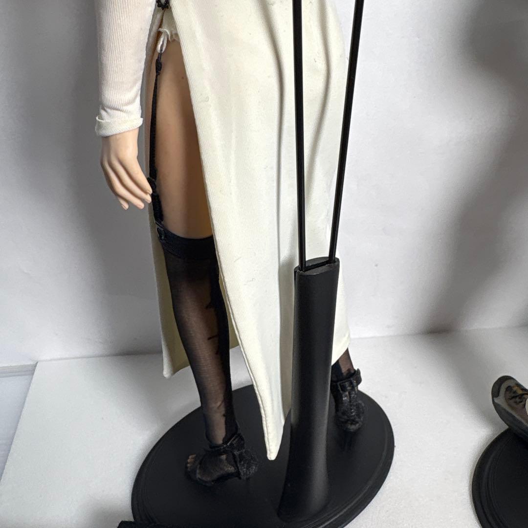1/6 可動フィギュア　パソコン持ち男性と白ドレスの女性ホットトイズ台座