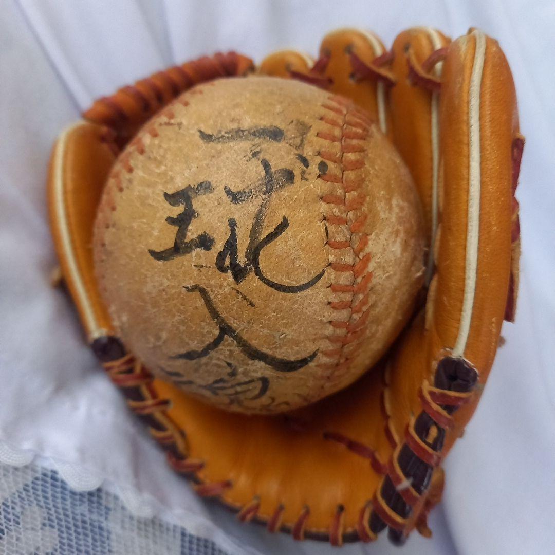 野球ボールとミニチュアグローブのセット