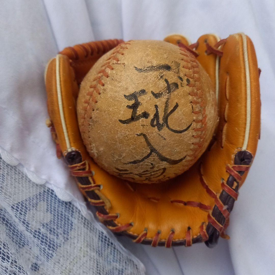 野球ボールとミニチュアグローブのセット