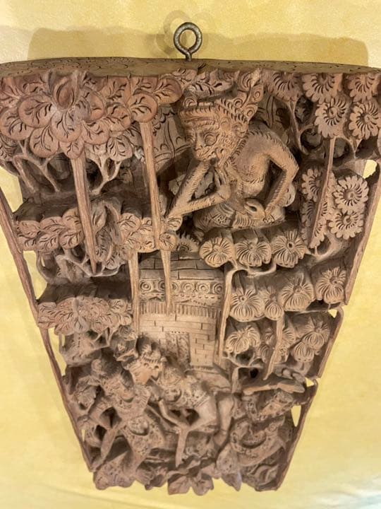 インドネシアの木彫りのレリーフ