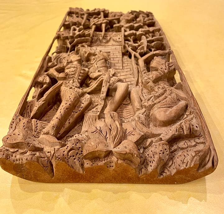 インドネシアの木彫りのレリーフ