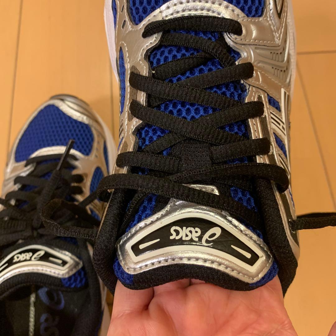 ASICS ランニングシューズ 青/銀 22.5cm