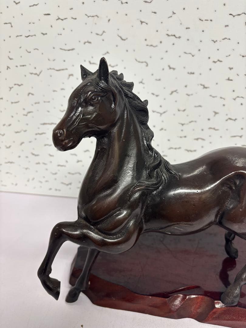 金属製・馬・置物　木製台座付き