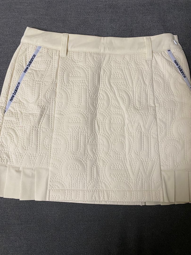 美品　ニューバランス　オフホワイト　QUILTED キルトスカート
