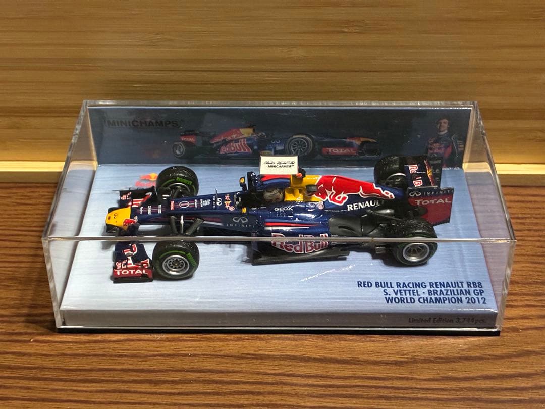 ミニチャンプス1/43レッドブルRB8 S.ベッテル 2012年WC