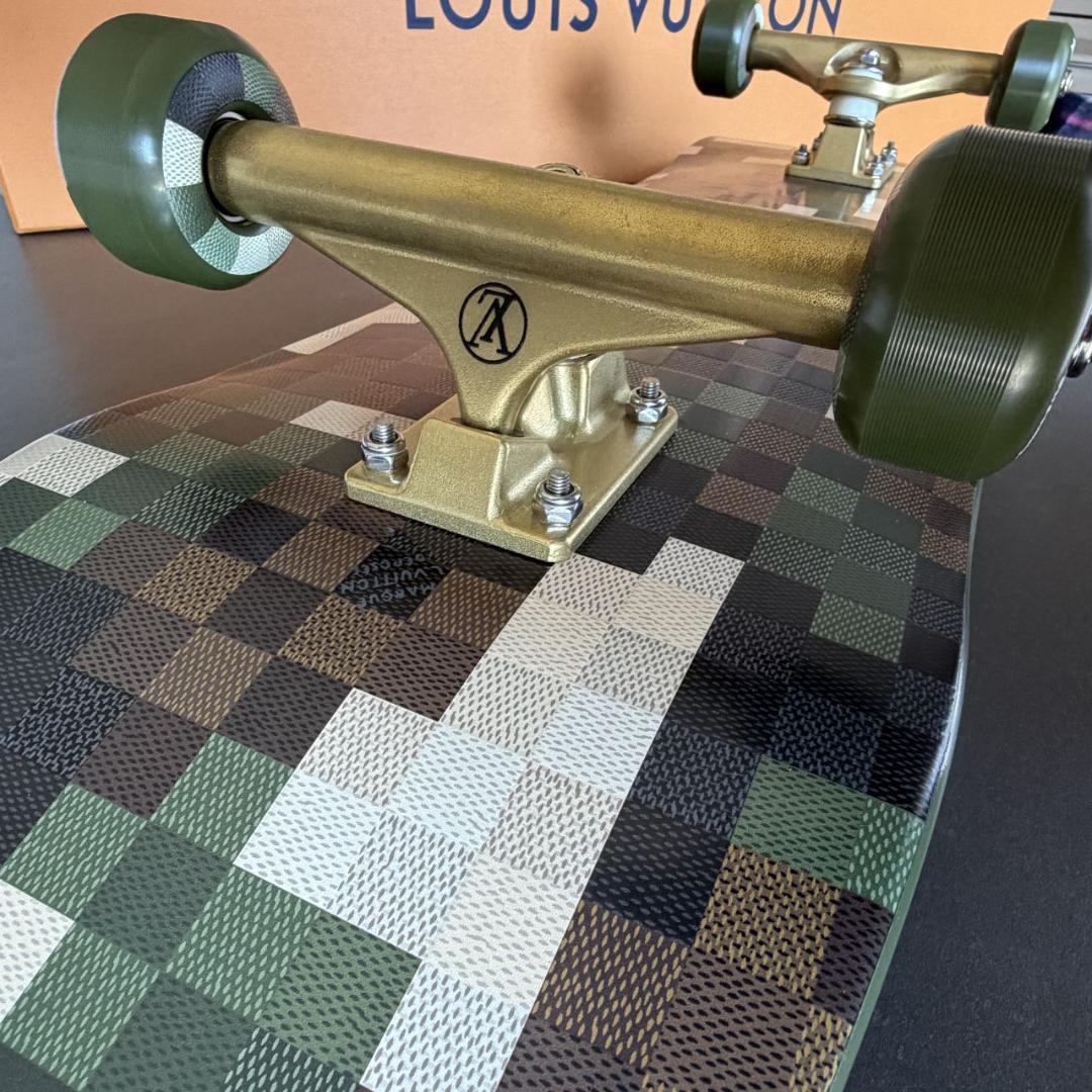 美品★未使用　Louis Vuitton Skateboard
