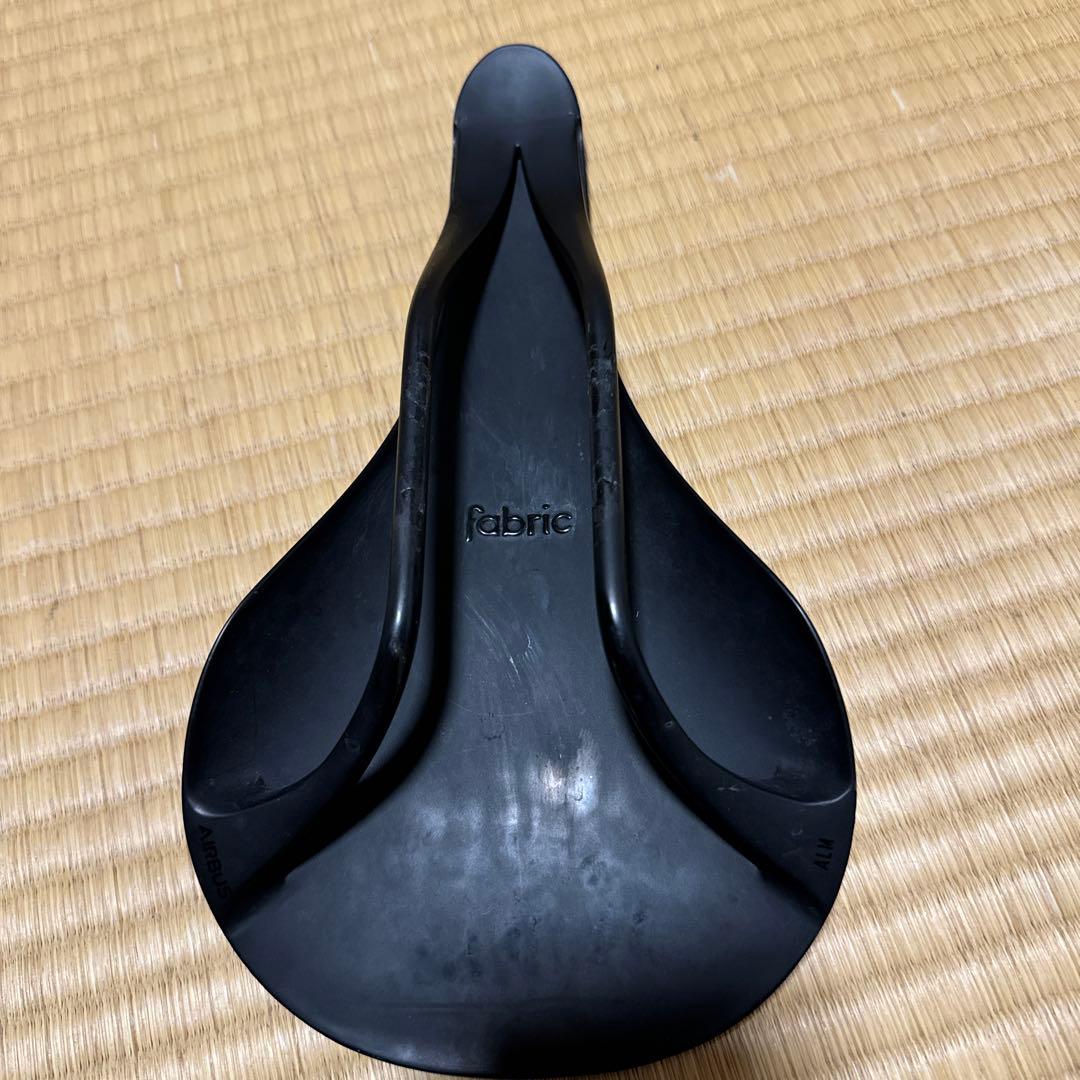 なんと150ｇ！Fabric ファブリック　ALM カーボンサドル