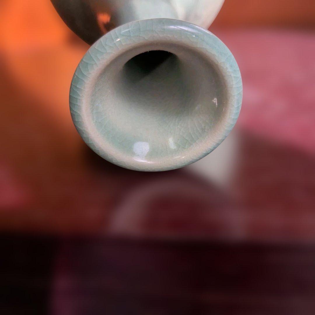 淡い緑色の鶴絵陶器花瓶