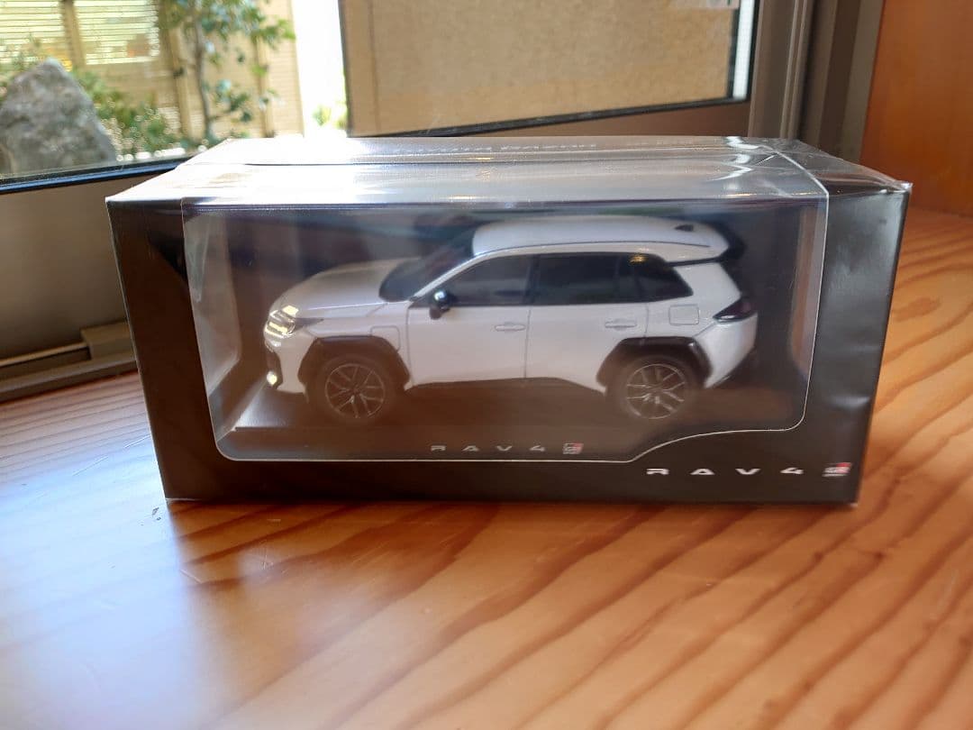 新型RAV4　GRスポーツ　プラチナホワイト　カラーサンプル