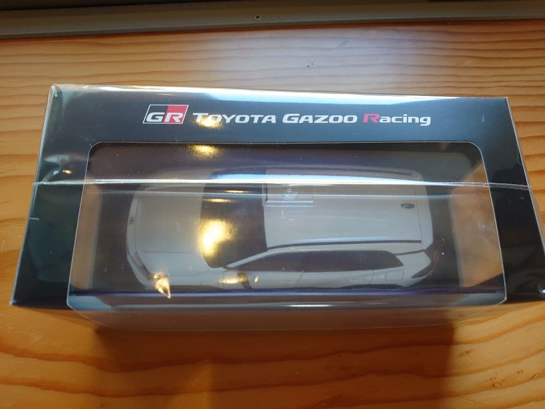 新型RAV4　GRスポーツ　プラチナホワイト　カラーサンプル