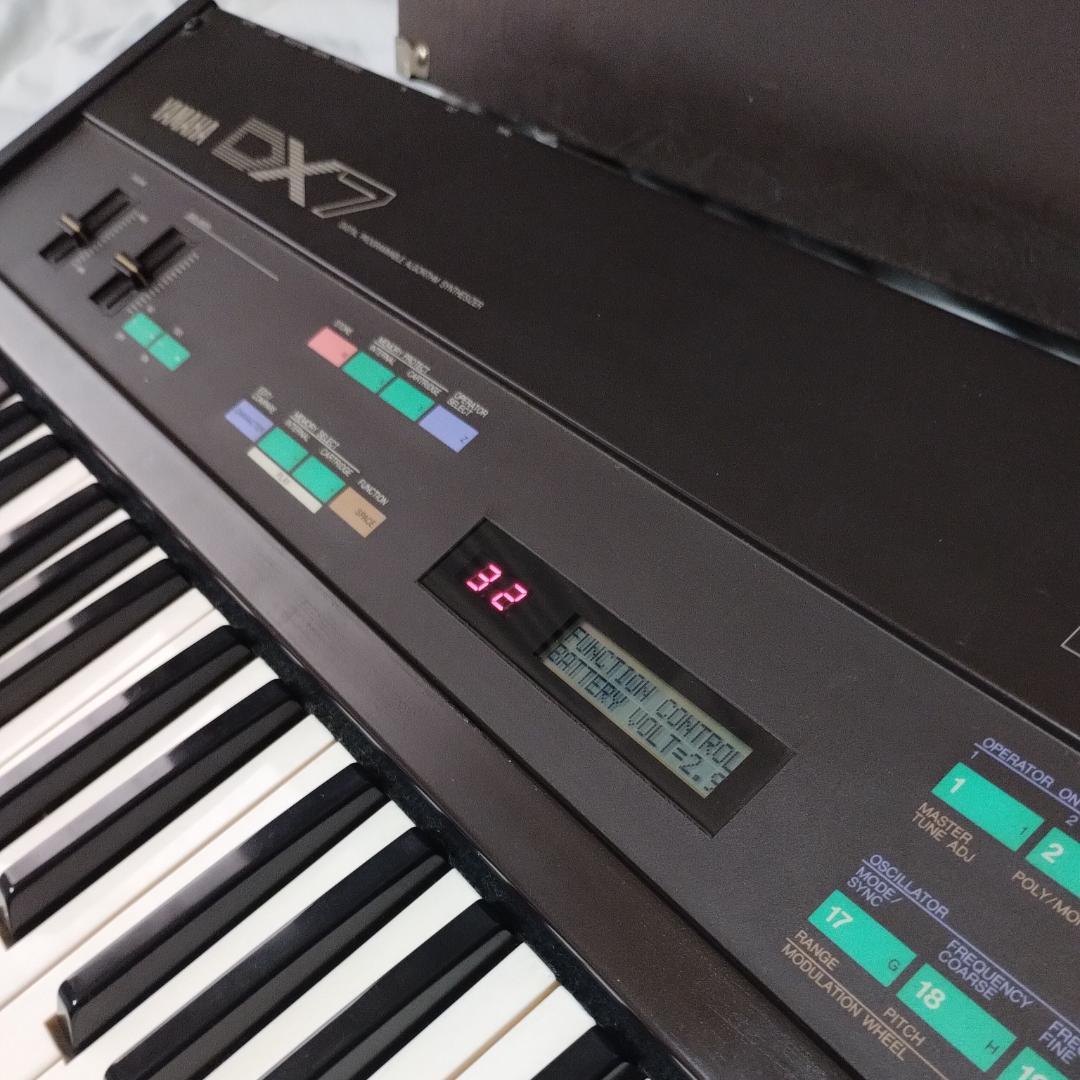 「 DX7 」YAMAHA・FM音源搭載デジタルシンセサイザー・ハードケース付き