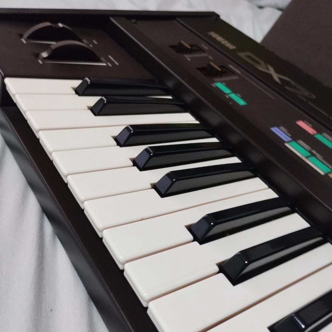 「 DX7 」YAMAHA・FM音源搭載デジタルシンセサイザー・ハードケース付き