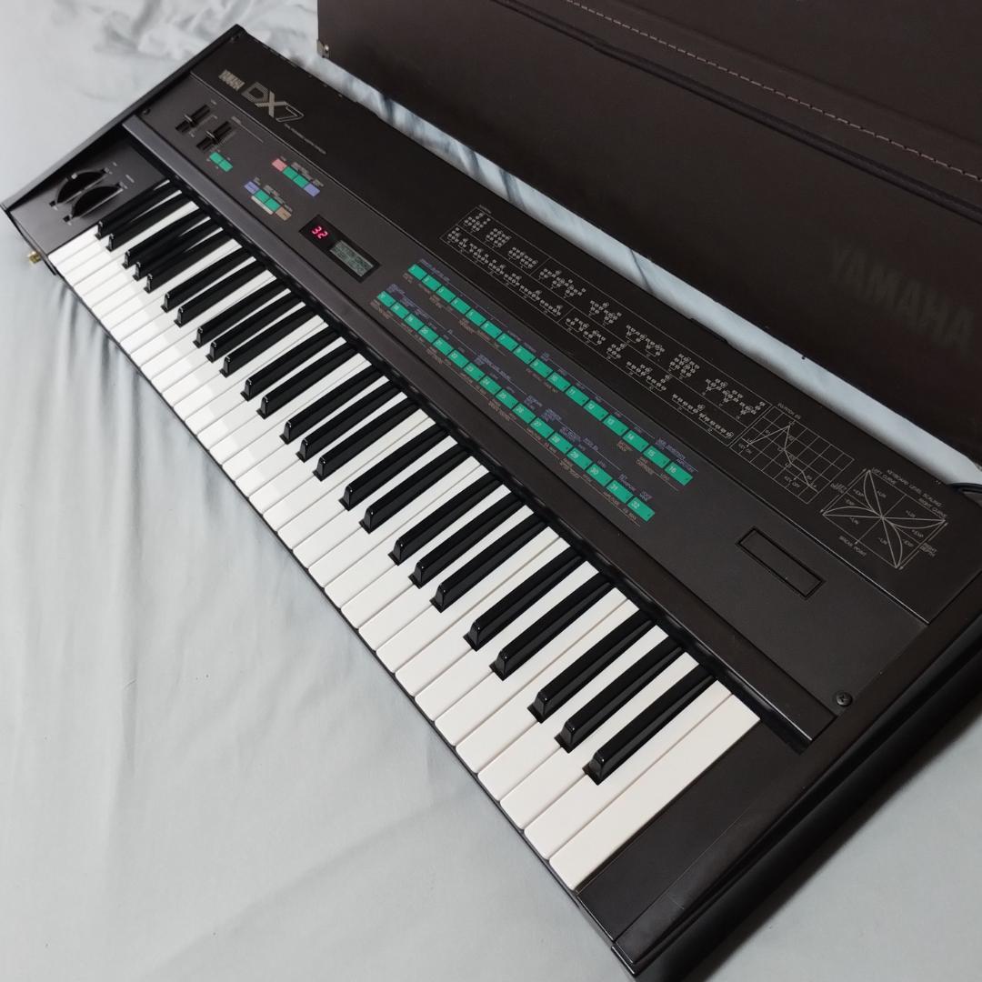 「 DX7 」YAMAHA・FM音源搭載デジタルシンセサイザー・ハードケース付き