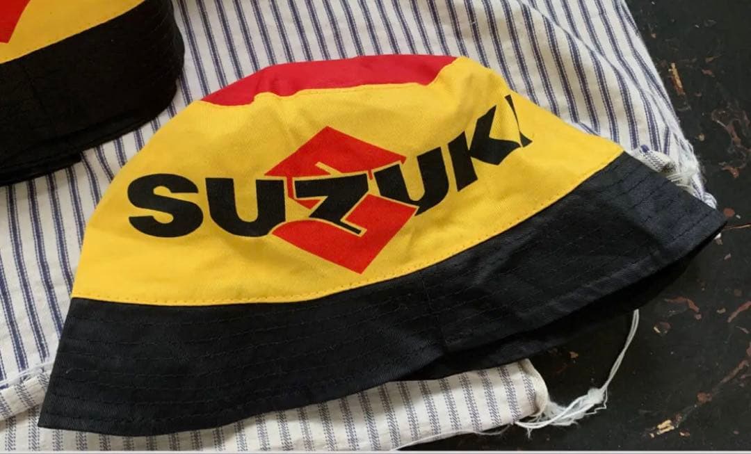 SUZUKI バケットハット 赤・黄・黒