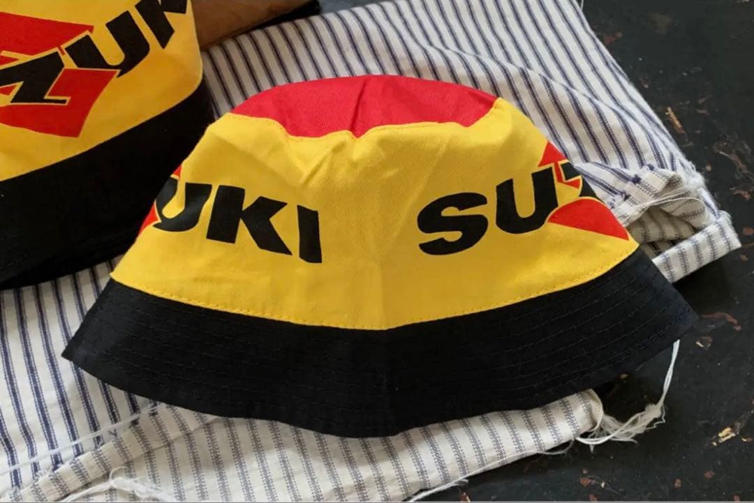 SUZUKI バケットハット 赤・黄・黒