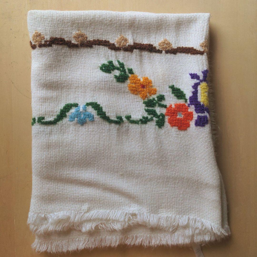 (150) ドイツ　ヴィンテージ　刺繡クロス　毛糸で刺繍された大きなクロス