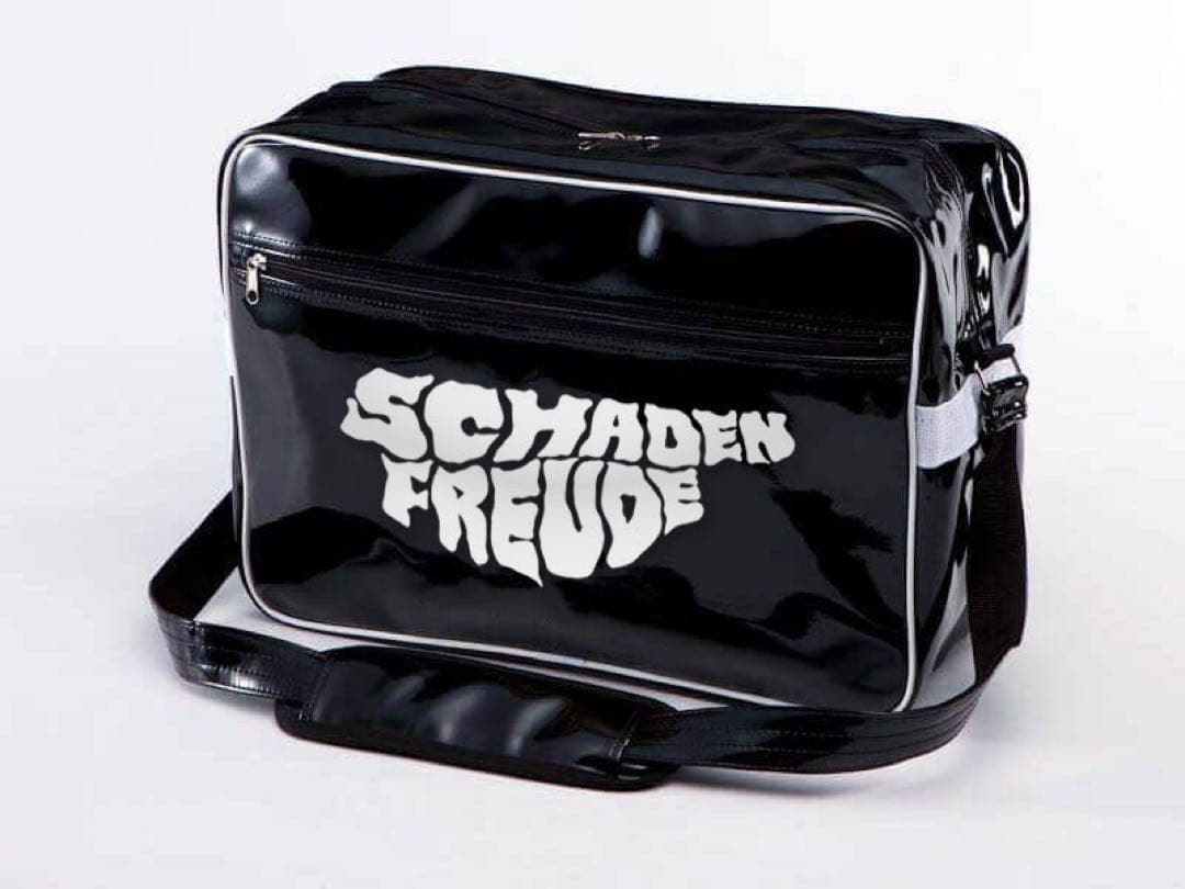 SCHADENFREUDE International エナメルショルダーバッグ