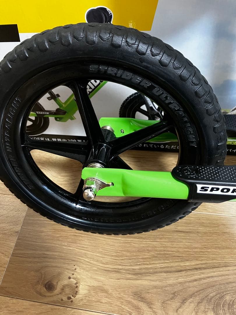 ストライダースポーツモデル　12インチ　グリーン