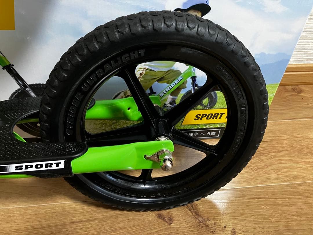 ストライダースポーツモデル　12インチ　グリーン