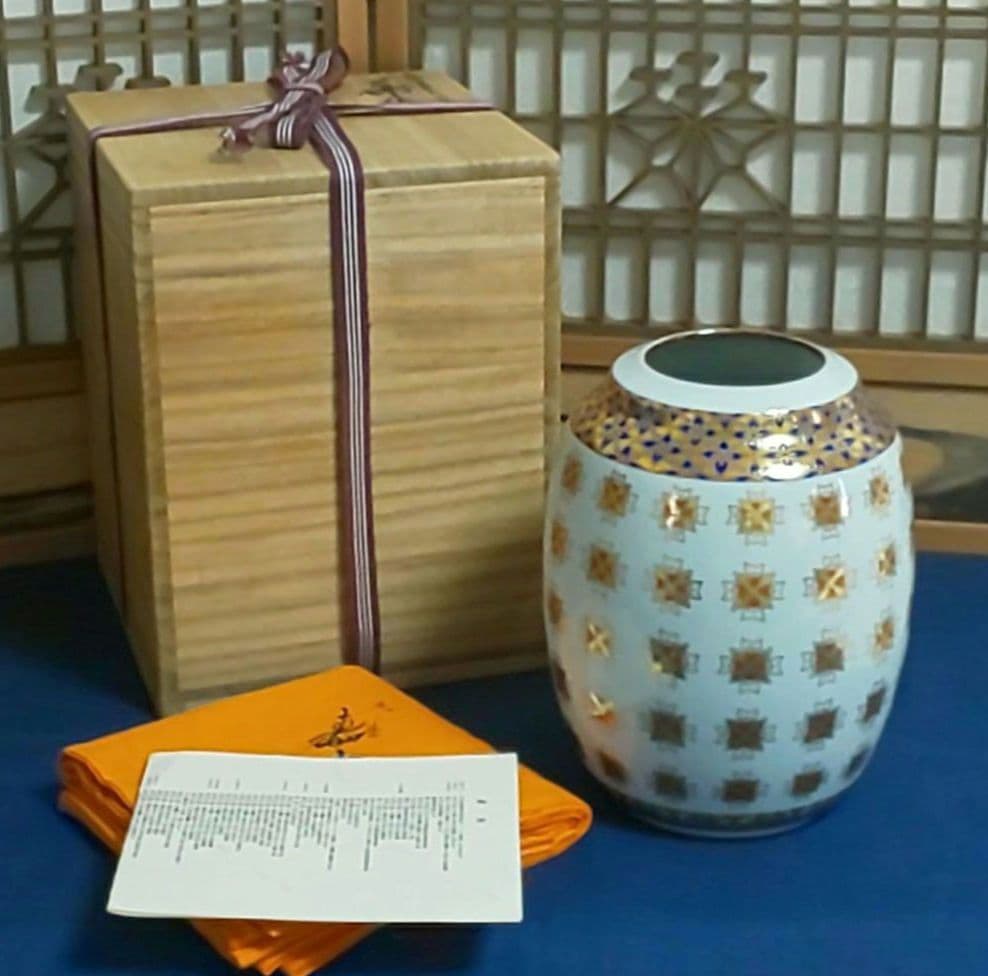 【未使用】四代上出喜山 九谷焼 白地金襴手五彩小紋文様 花器 花瓶