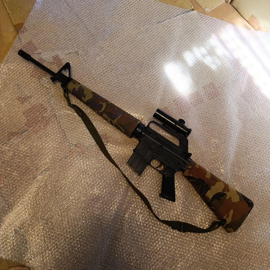 ・M16ーＡ1 (銃口は塞がれています、モデルガン)　・コクサイ製