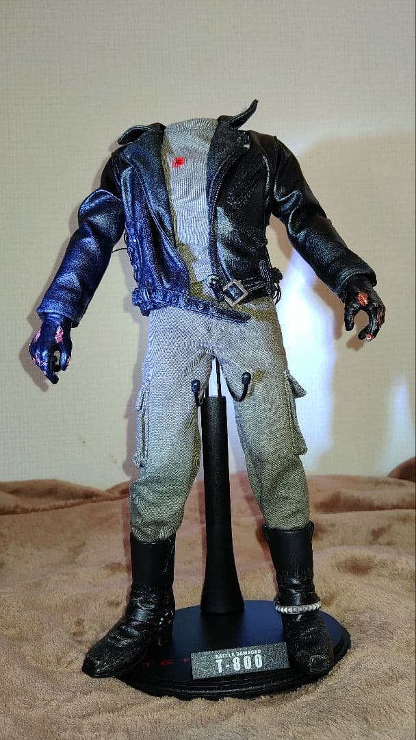 HOTToys社製1/6[T-800ヘッド無し衣装付き 素体＆専用スタンド付]