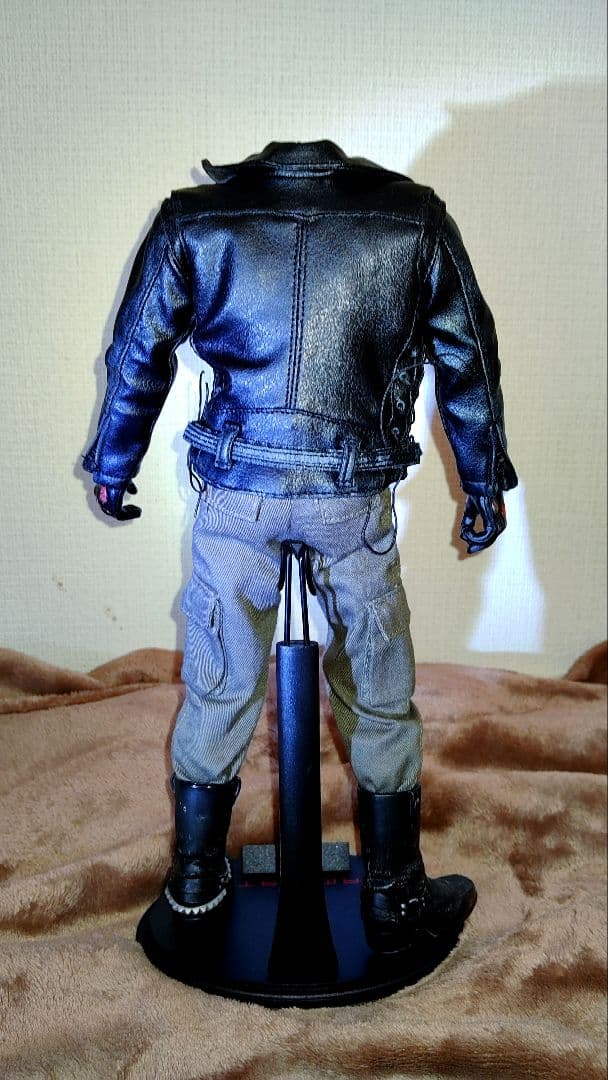 HOTToys社製1/6[T-800ヘッド無し衣装付き 素体＆専用スタンド付]