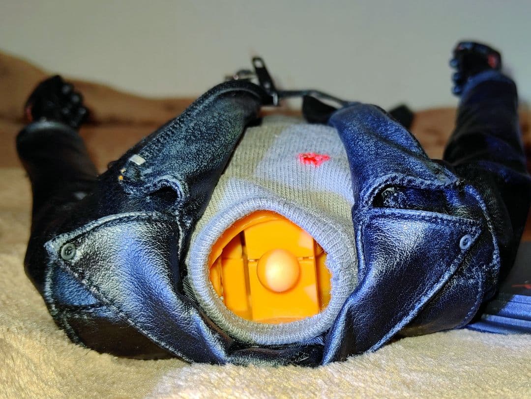 HOTToys社製1/6[T-800ヘッド無し衣装付き 素体＆専用スタンド付]