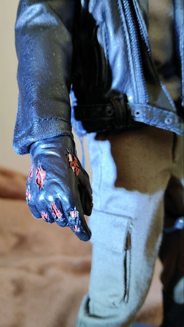 HOTToys社製1/6[T-800ヘッド無し衣装付き 素体＆専用スタンド付]