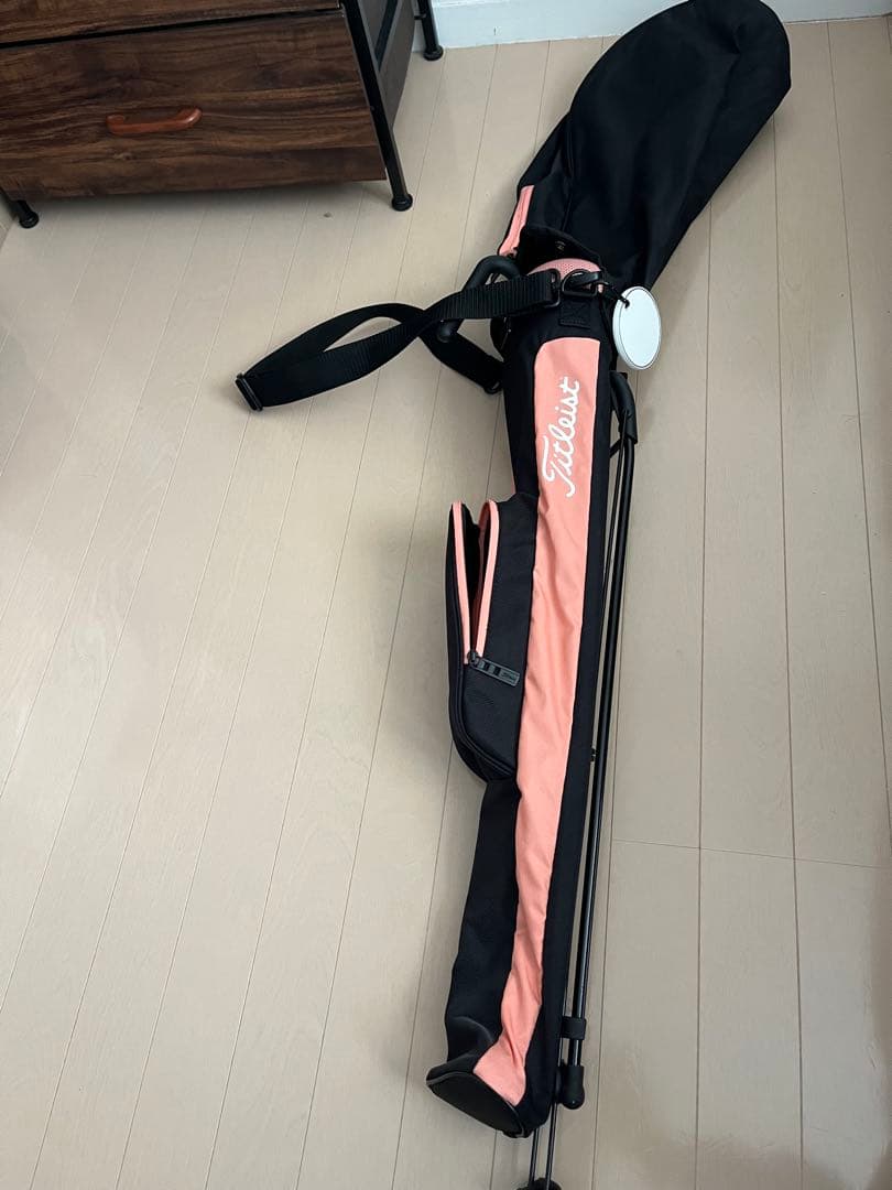 Titleist スタンド式サブバッグ 黒とピンク