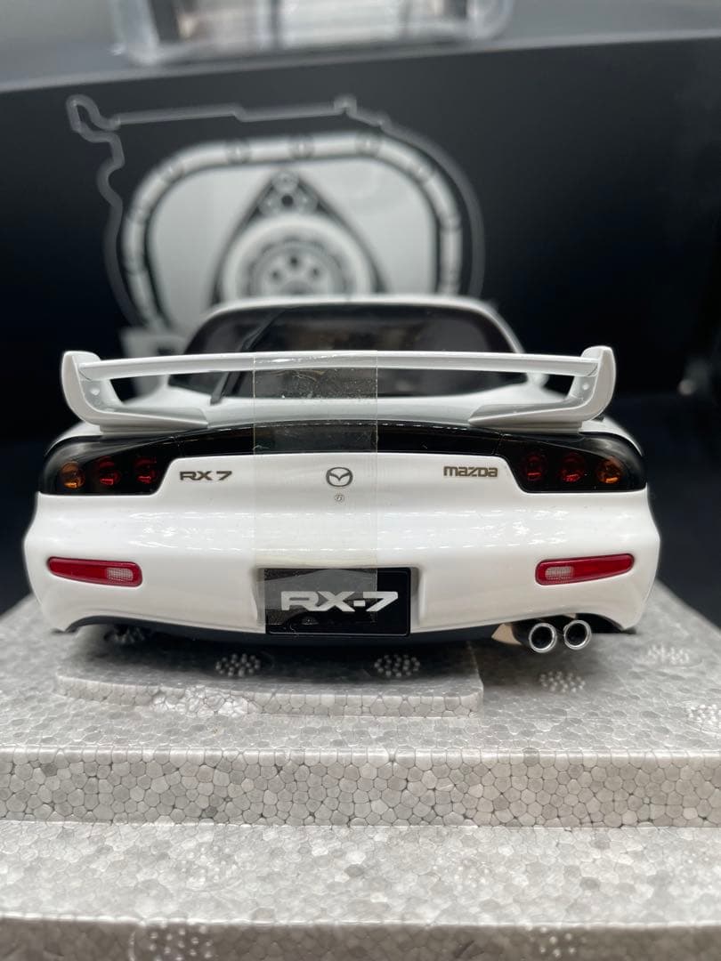 RX-7 1/18スケールモデル