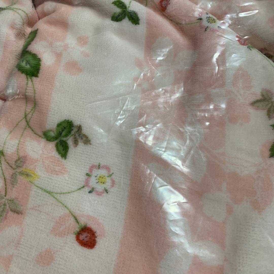 西川　ウェッジウッド　ワイルドストロベリー柄　ガーゼタオルケット140×200