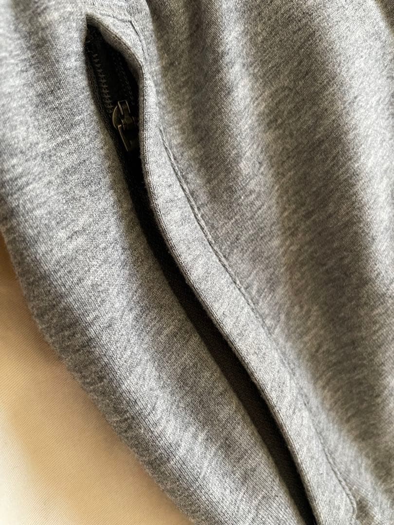  gray joggers サイズはSです。