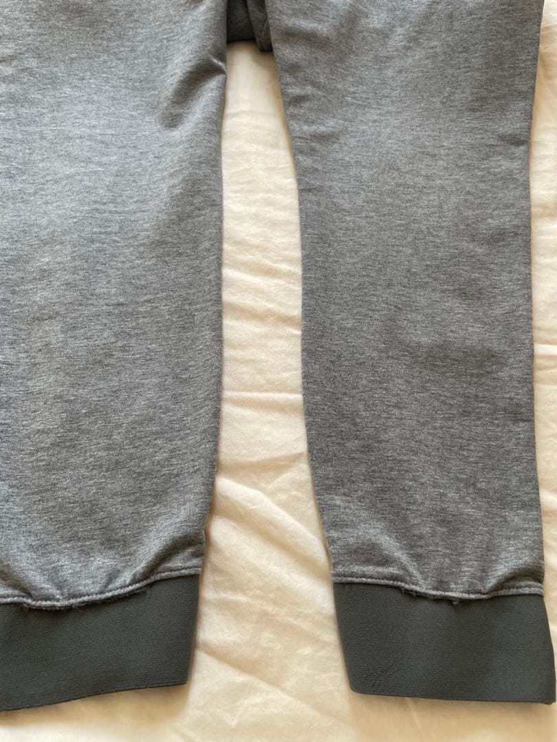  gray joggers サイズはSです。